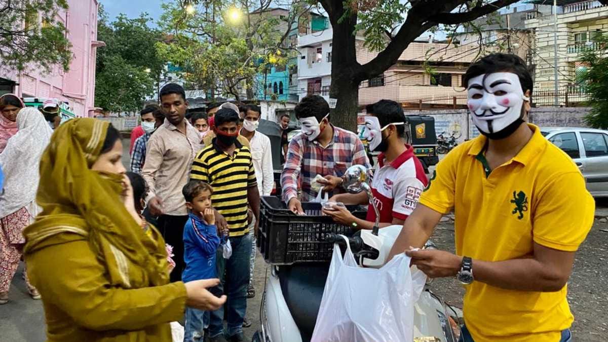The group distributes food outside a night shelter in Bhopal | Nirmal Poddar | ThePrint