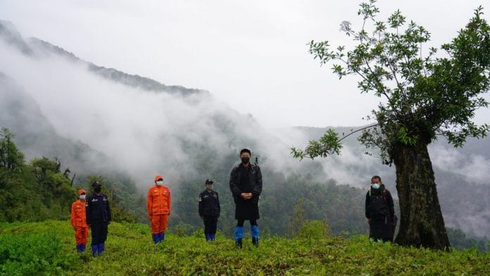 Bhutan King Jigme Khesar Wangchuk and Prime Minister Lotay Tshering (R) at Champela outpost | Facebook/KingJigmeKhesar