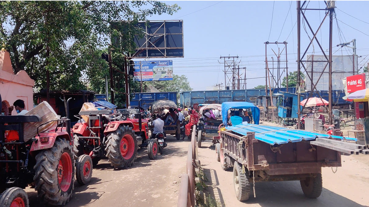 Traffic jam at the railway crossing | Sajid Ali | ThePrint
