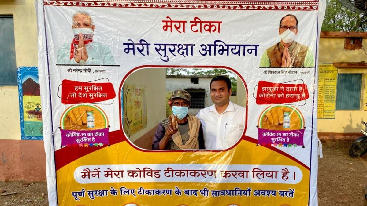 Akash Singh, sub-divisional magistrate (SDM) of Jhabua’s Meghnagar tehsil, with one of the villagers at a khatla baithak | Nirmal Poddar | ThePrint