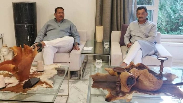 Shivaji descendants and BJP Rajya Sabha MPs Udayanraje Bhosale and Sambhajiraje Chhatrapati meet in Pune | Twitter | @Chh_Udayanraje