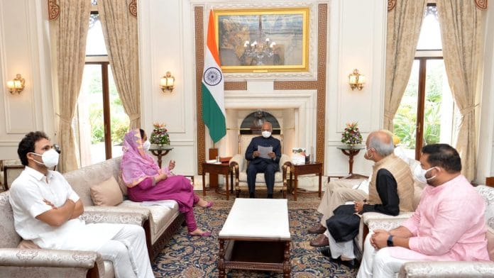 A delegation led by Shiromani Akali Dal (SAD) leader Harsimrat Kaur Badal including members from Bahujan Samaj Party (BSP), Nationalist Congress Party (NCP), and Jammu & Kashmir National Conference (JKNC) met President of India Ram Nath Kovind at Rashtrapathi Bhavan on Saturday | Twitter/@HarsimratBadal_