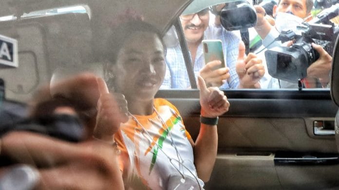 People greet Olympian Mirabai Chanu upon her arrival from Tokyo Olympics, on 26 July 2021 | Manisha Mondal | ThePrint