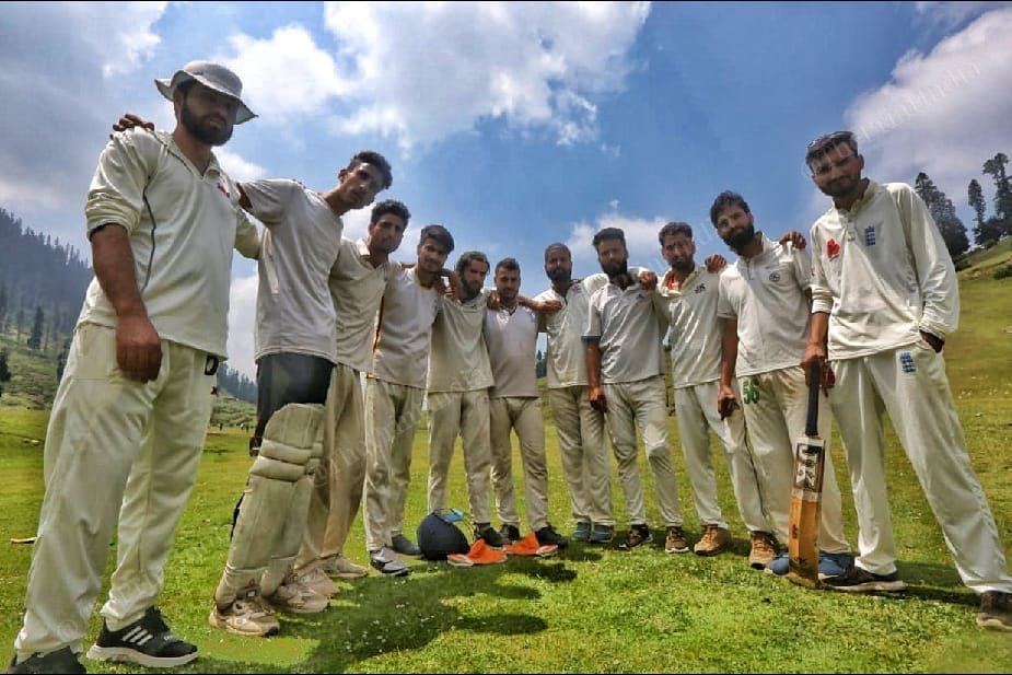 Group Photos of Team A Who's Caption is in the middle Sharif Choopam Super King Ahemdabad District Kulgam before the match | Photo: Praveen Jain | ThePrint