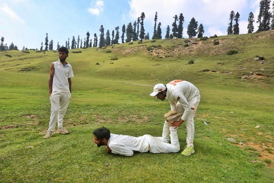 Warming eachother before the match at Homepabthri kulgam district | Photo: Praveen Jain | ThePrint