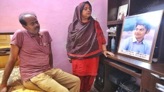 Sachin Chauhan's parents, Suresh and Anita, with his photo | Praveen Jain | ThePrint