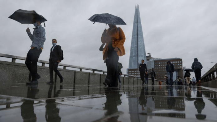 Commuters at London bridge in UK | Hollie Adams/Bloomberg