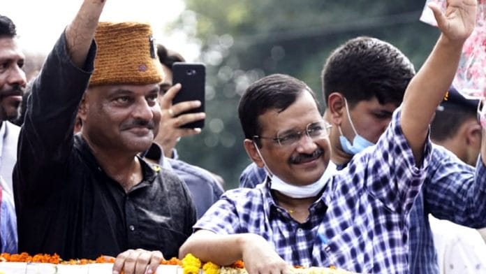 Delhi Chief Minister Arvind Kejriwal with AAP CM candidate for Uttarakhand, Ajay Kothiyal wave to the supporters during the roadshow, in Dehradun on 17 August. | Photo: ANI