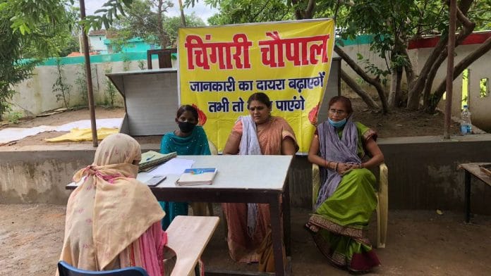 Naseem Bano discusses her case with Meenakshi Gupta, Pushplata and Mubina of Chingari Adalat | Jyoti Yadav | ThePrint