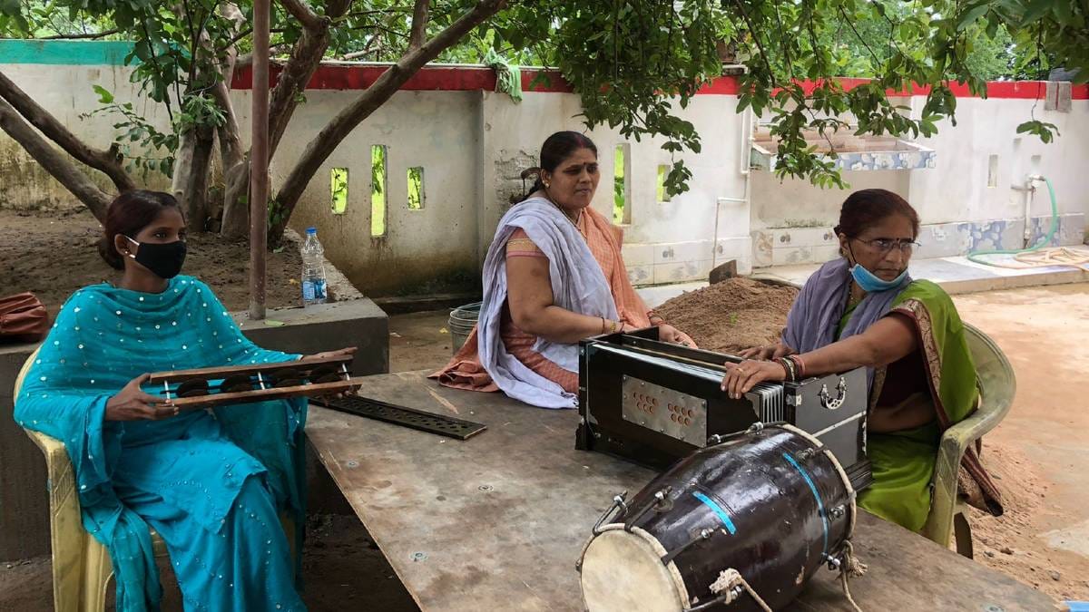 The Chingari Adalat women sing the organisation's anthem - 'Chup Chup rahna, ghut ghut jeena, ye baat humein manzoor nahin' | Jyoti Yadav | ThePrint