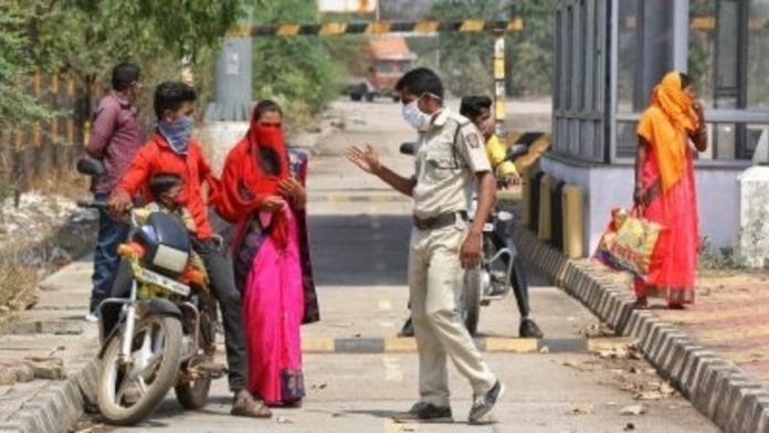Representational image. | A file photo of a family trying to cross from Chhattisgarh's Rajnandgaon to Maharashtra in April 2020.| Photo: Suraj Singh Bisht | ThePrint