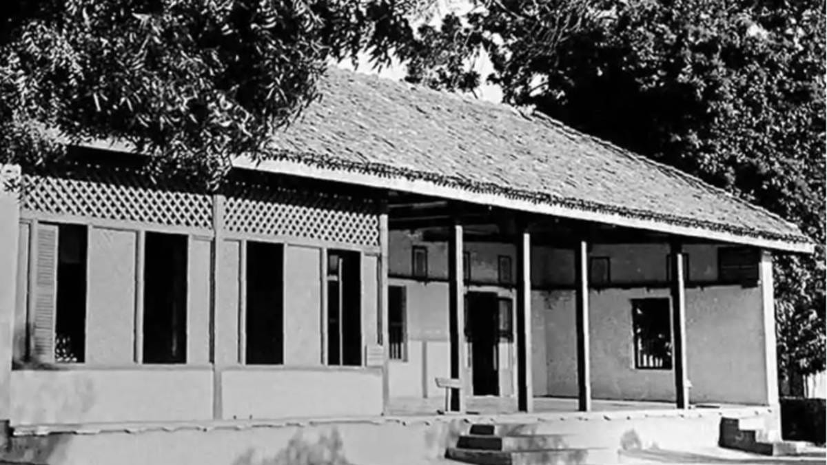 An archival image of the ashram | Commons