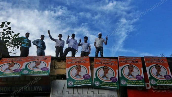 In Mamata Banerjee's election campaigning, supporters show victory sign | Photo: Praveen Jain | ThePrint