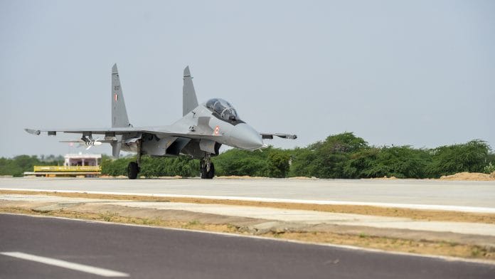 IAF fighter Sukhoi Su-30 lands during inauguration of an emergency landing strip at Gandhav Bhakasar section on NH-925 in Barmer, 9 Sept 2021 | PTI Photo/Vijay Verma)