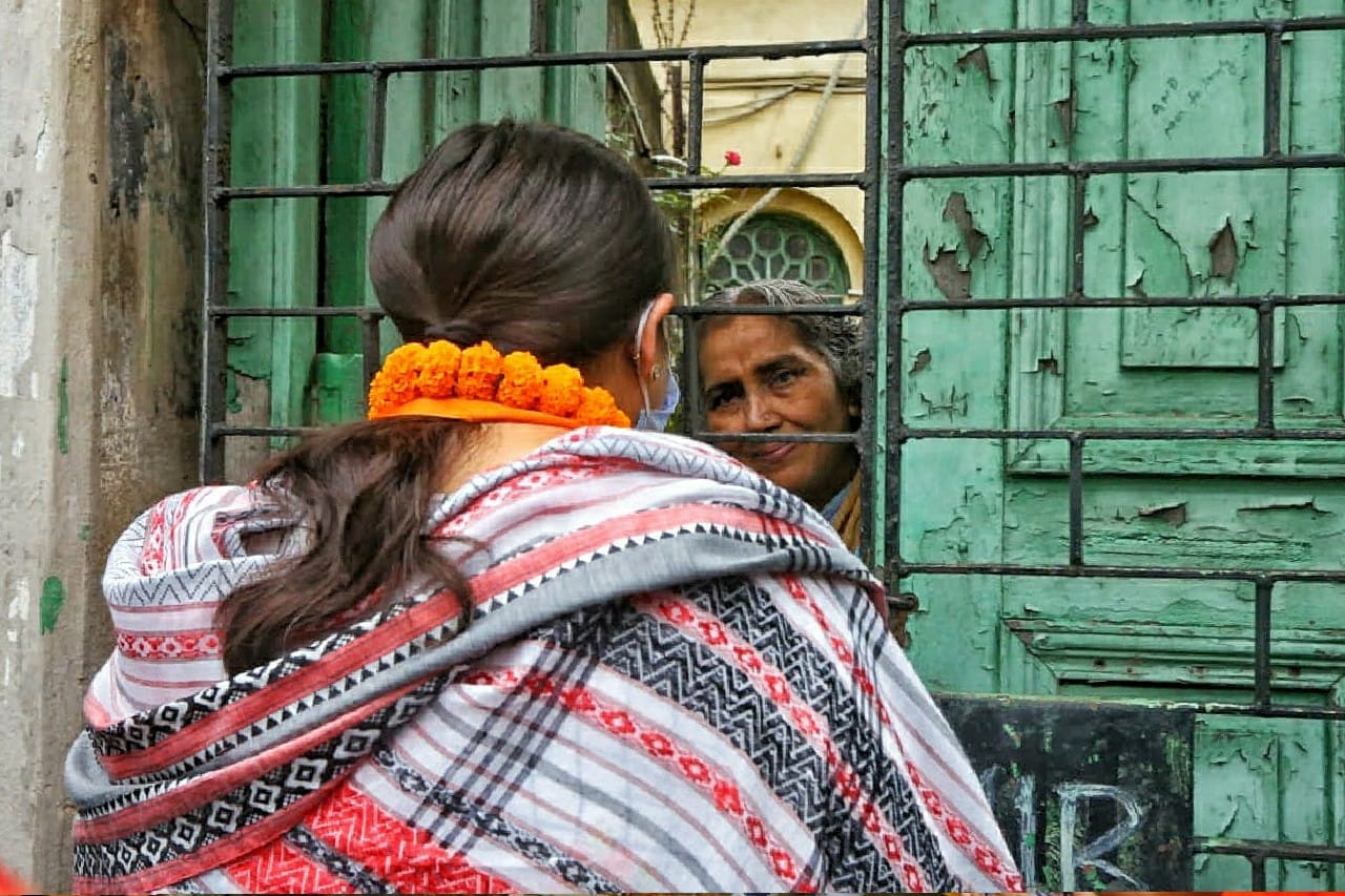 Union Minister Smriti Irani talks to locals during the campaign | Photo: Praveen Jain | ThePrint
