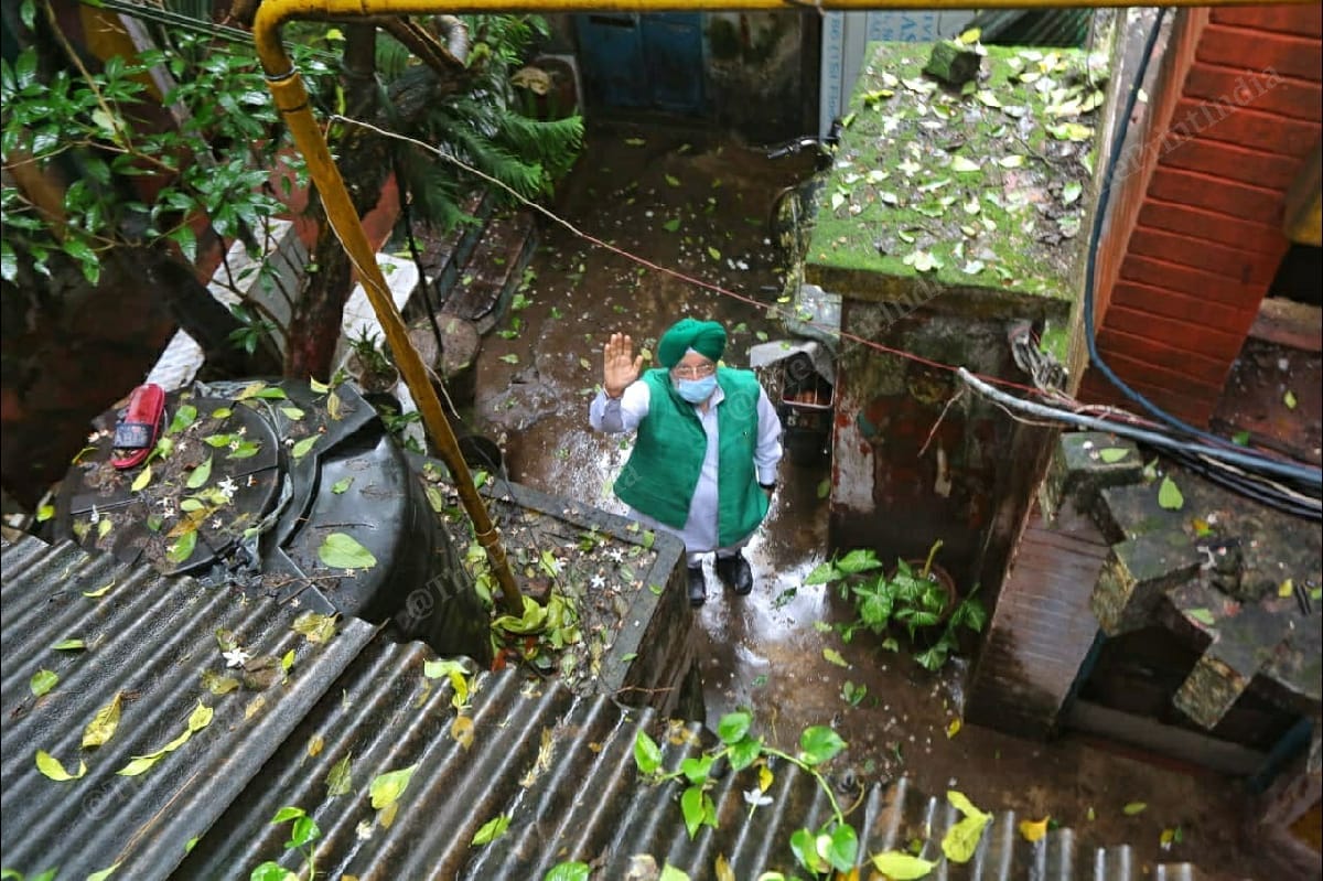 Union minister Hardeep Singh Puri waves while campaigning in the alleys of Kolkata |Photo: Praveen Jain | ThePrint