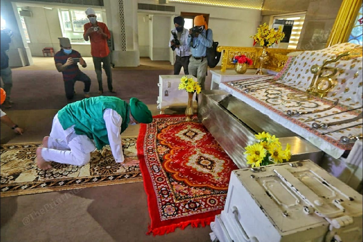 Union minister Hardeep Singh Puri prays at Gurudwara Nirmal Kutiya in Kolkata | Photo: Praveen Jain | ThePrint