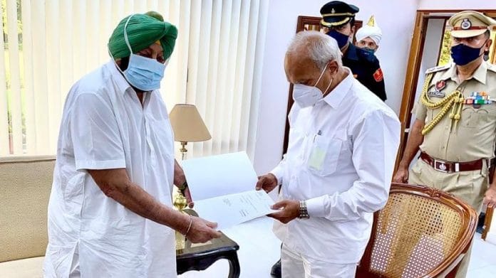 Amarinder submitting his resignation to Governor Banwarilal Purohit, in Chandigarh Saturday | Photo: Twitter/@capt_amarinder