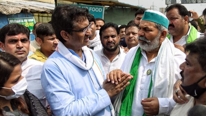 Delhi Congress President Anil Chaudhary and BKU leader Rakesh Tikait during the nationwide 'Bharat Bandh' called by Samyukt Kisan Morcha at the Ghazipur border in New Delhi, on 27 September 2021 | ANI photo