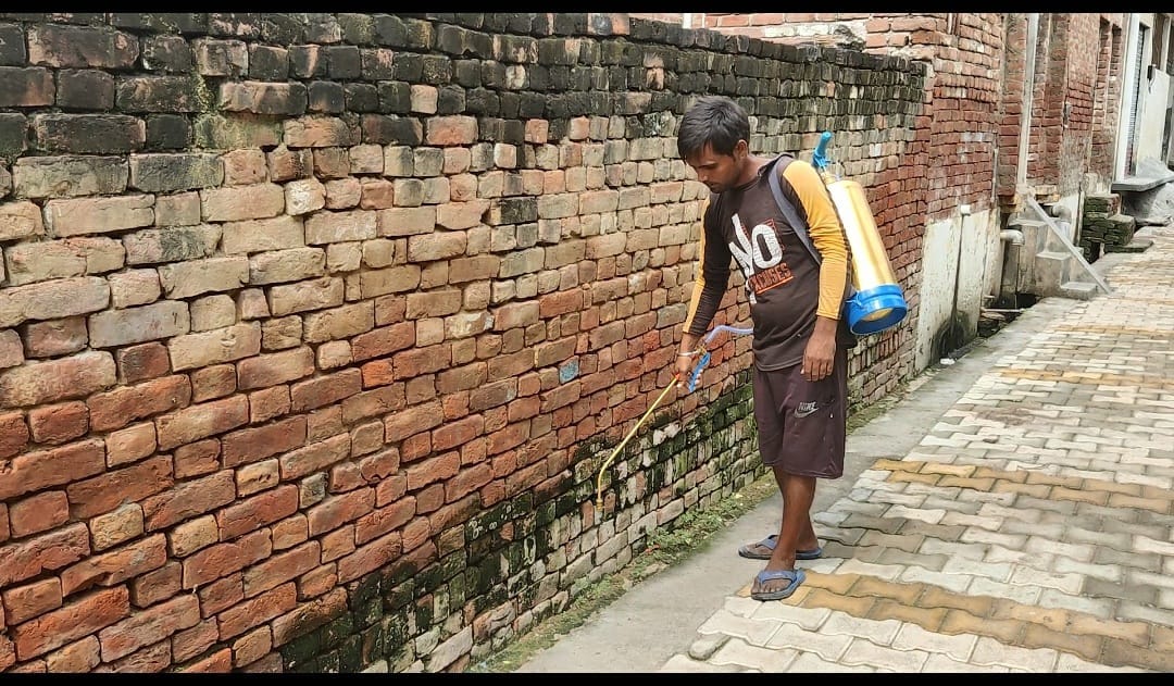 Anti-larva medicine being sprayed in Sudama Nagar | Shubhangi Misra | ThePrint