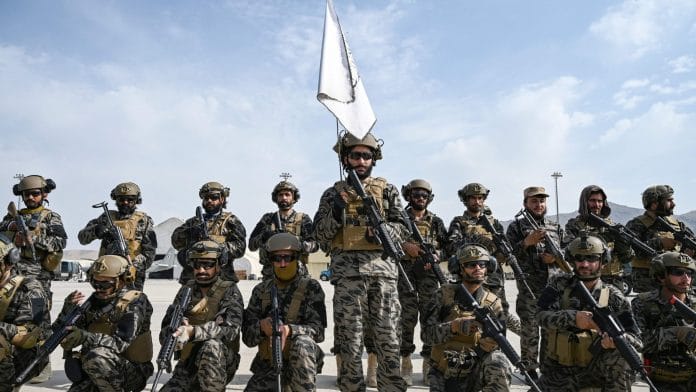 Members of the Taliban Badri 313 military unit take a position at the airport in Kabul | Photo: Wakil Kohsar/AFP via Bloomberg