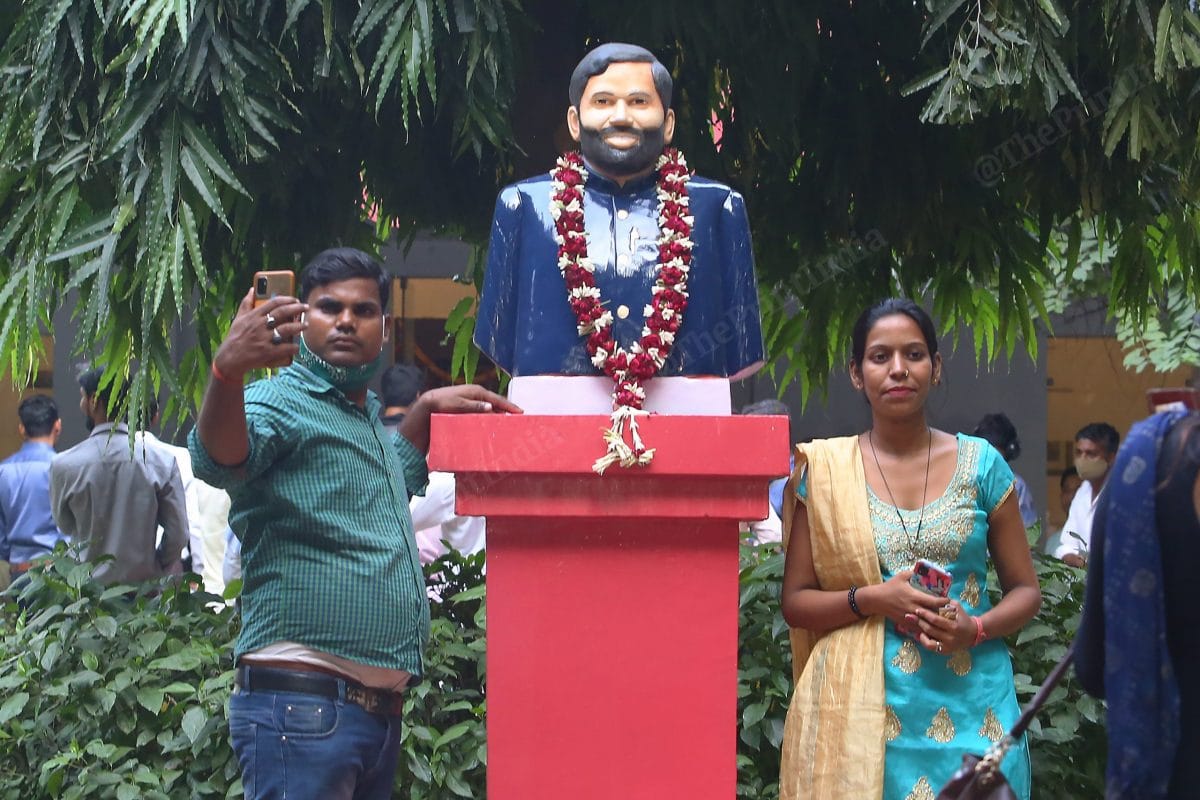 Visitors click selfies with the statue of Ram Vilas Paswan | Photo: Praveen Jain | ThePrint