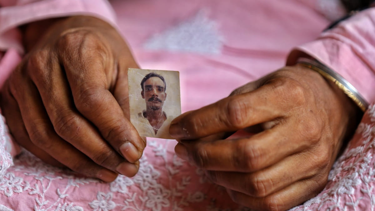 Kour shows a photo of Lakhbir | Suraj Singh Bisht | ThePrint