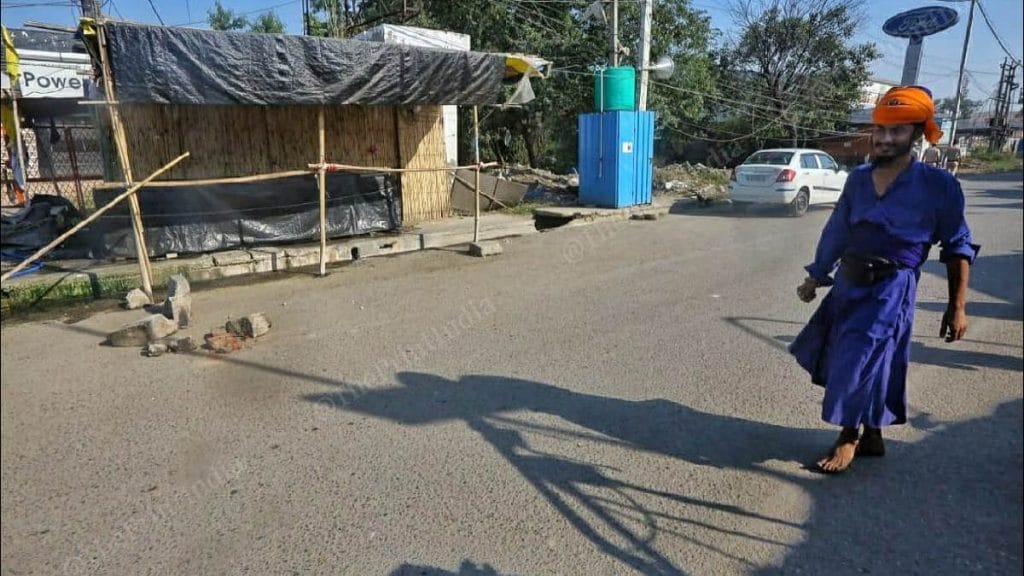 The site at Singhu border where Lakhbir Singh was hanged from a barrier | Praveen Jain | ThePrint