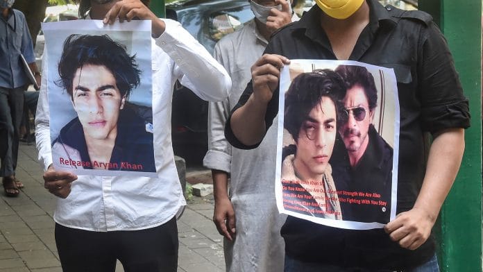 Shah Rukh Khan fans holding posters saying 'Release Aryan Khan' outside Bombay High court in Mumbai, on 26 October 2021 | PTI