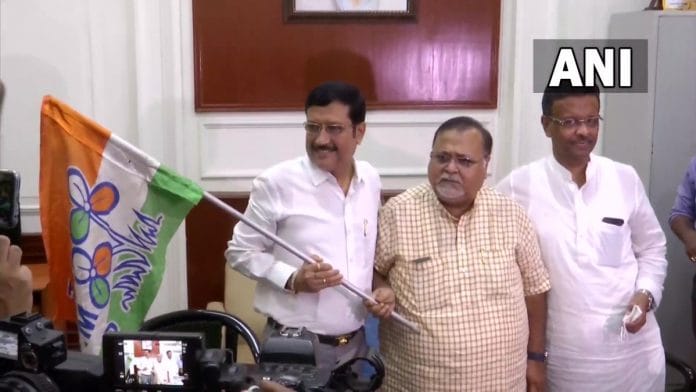 Sabyasachi Dutta (left) joins Trinamool Congress in the presence of Bengal ministers Firhad Hakim and Partha Chatterjee in Kolkata, on 7 October 2021 | Twitter/@ANI