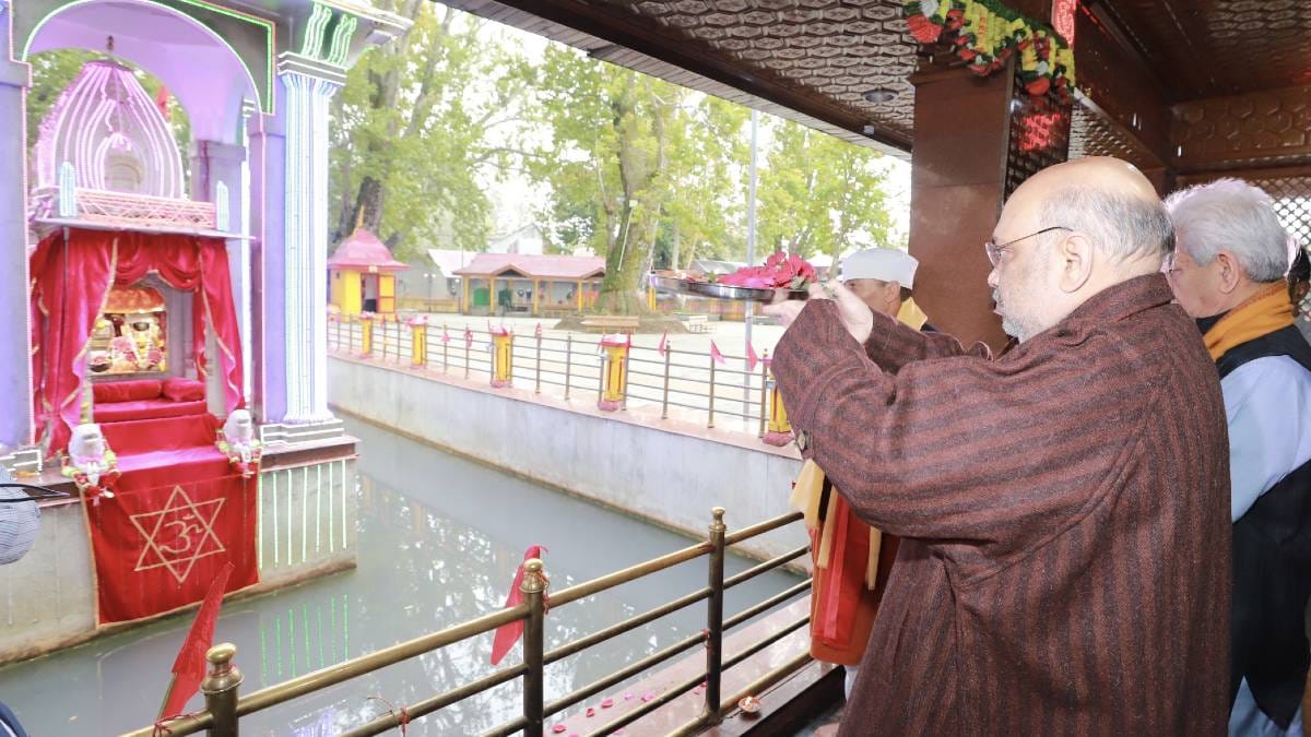 Amit Shah in Kashmir's Kheer Bhawani temple. | PBI Photo