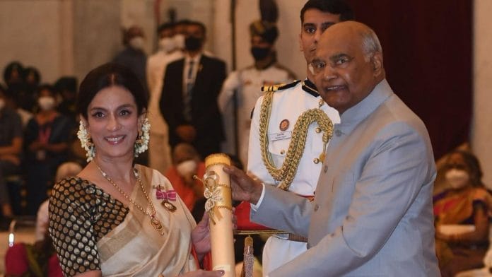 Dr Niru Kumar receiving the Padma Shri award from President Ram Nath Kovind at Rashtrapati Bawan. | Photo Credit: Twitter/@rashtrapatibhvn