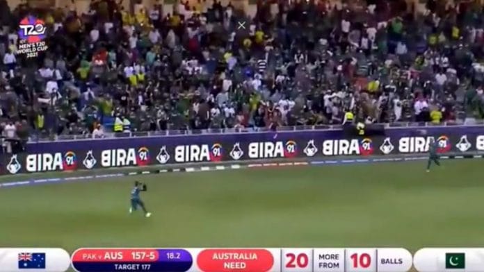 A screengrab of Hassan Ali dropping a catch against Australia in the Men's T20 World Cup.