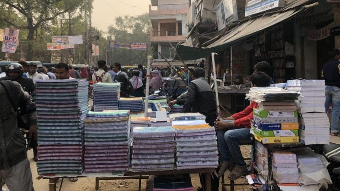 'Note' seller at a busy chowk in Karnalganj area, Katra | Jyoti Yadav