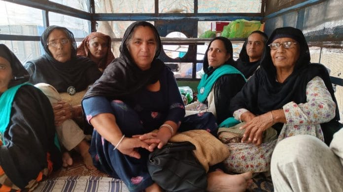 Women farmers head to their temporary quarters at Haryana's Bahadurgarh from the Tikri border on 19 November 2021 | Tina Das | ThePrint