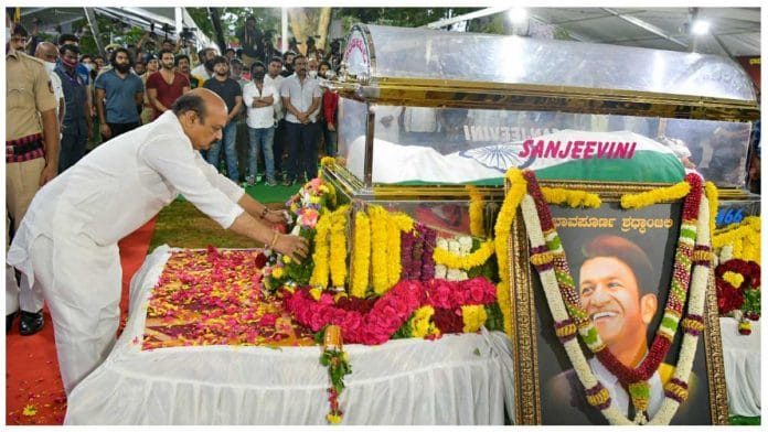 Karnataka CM, BS Bommai paying his respects to the late actor, Puneeth Rajkumar | Photo: Twitter @BSBommai