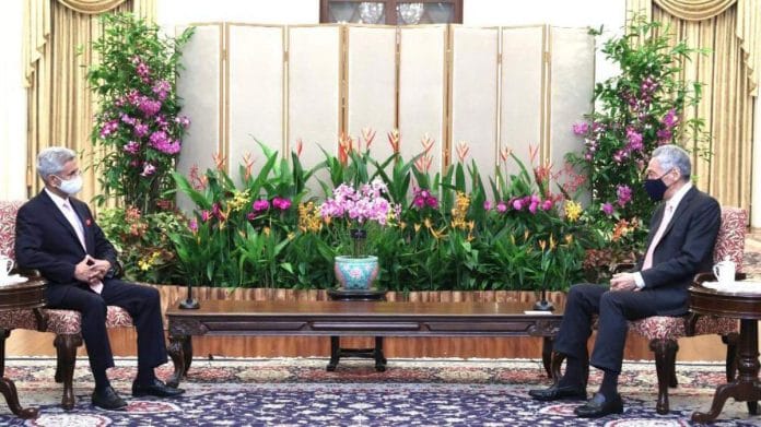 External Affairs Minister S Jaishankar with Singapore Prime Minister Lee Hsien on 19 November 2021 | Twitter/@DrSJaishankar