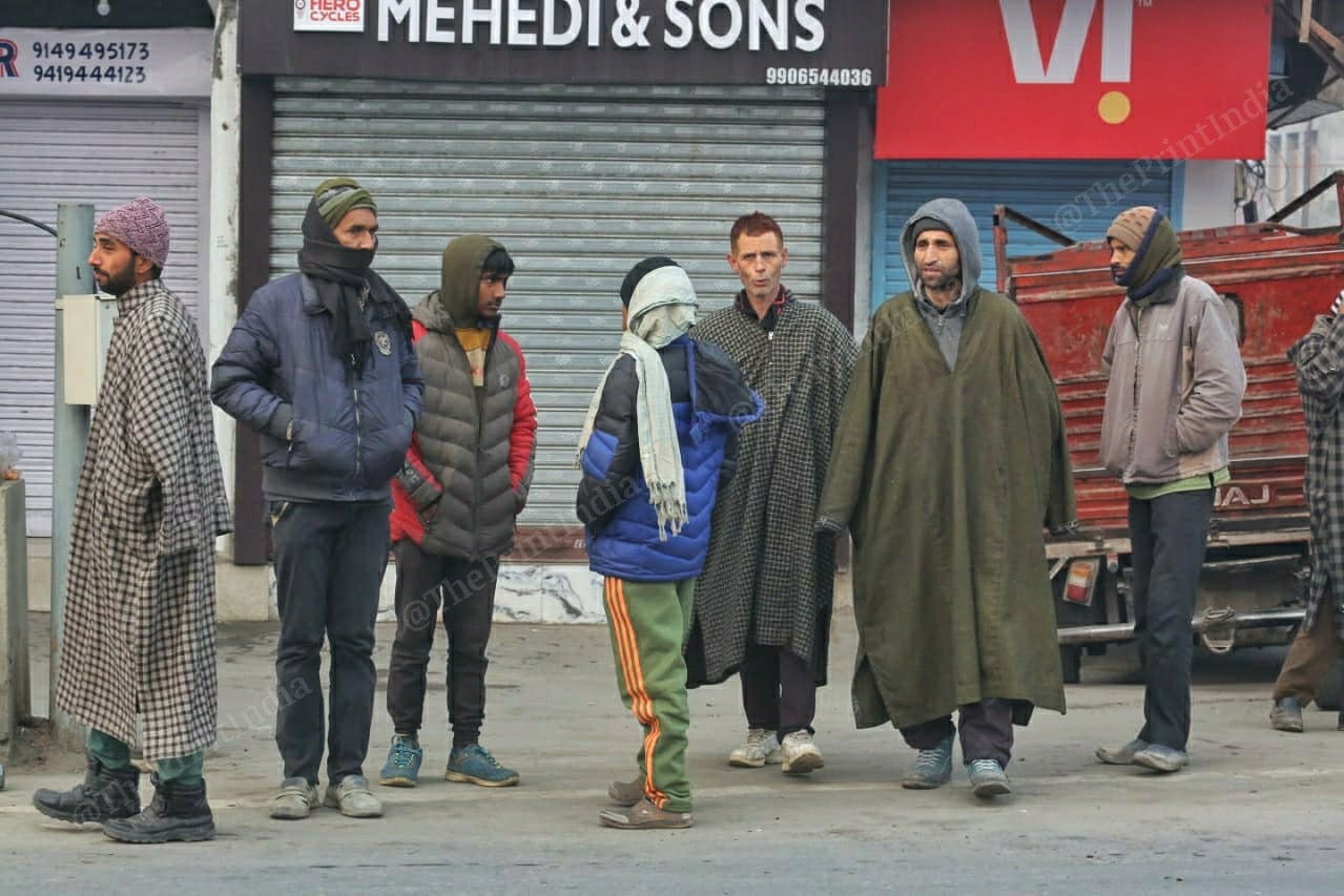 Migrant labourers seeking work at MK Chowk in Srinagar. | Photo: Praveen Jain/ThePrint