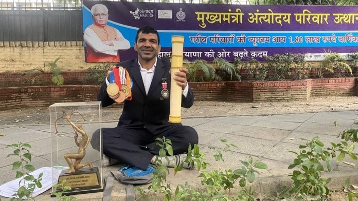 Hearing-impaired wrestler Virender Singh protests outside the Haryana Bhawan in New Delhi on 10 November | Photo: Revathi Krishnan | ThePrint