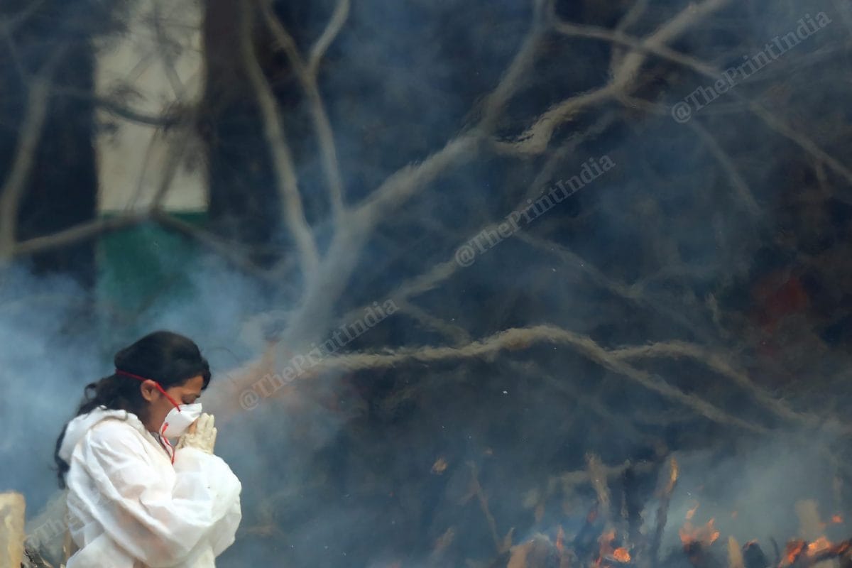 A woman bids pays last respect to her relative who passed away in the second wave of covid | Photo: Suraj Singh Bisht | ThePrint