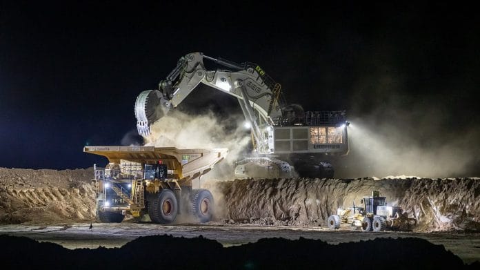 Night work at the Carmichael coal mine in Queensland, Australia | Commons