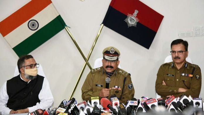 File image of newly appointed Bihar chief secretary Amir Subhani (left) with police officers | ANI