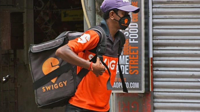A swiggy delivery boy in front of a food outlet in Kolkata | Photo: Getty Images | NurPhoto