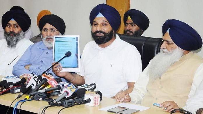 Former Punjab minister Bikram Singh Majithia (centre) | File photo: PTI