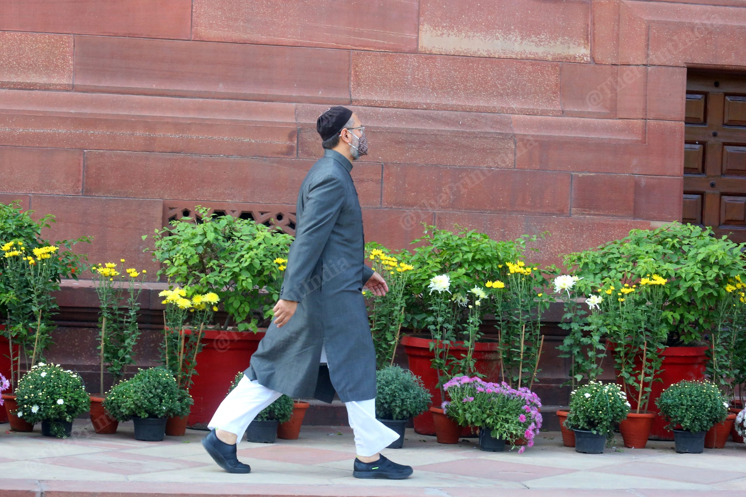 All India Majlis-e-Ittehadul Muslimeen President Asaduddin Owaisi walks by the protestors | Photo: Praveen Jain | ThePrint