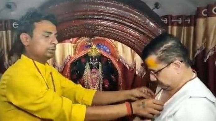 (Right) Former chairman of Uttar Pradesh Shia Central Waqf Board Syed Waseem Rizvi undergoes conversion to become Hindu | @Twitter