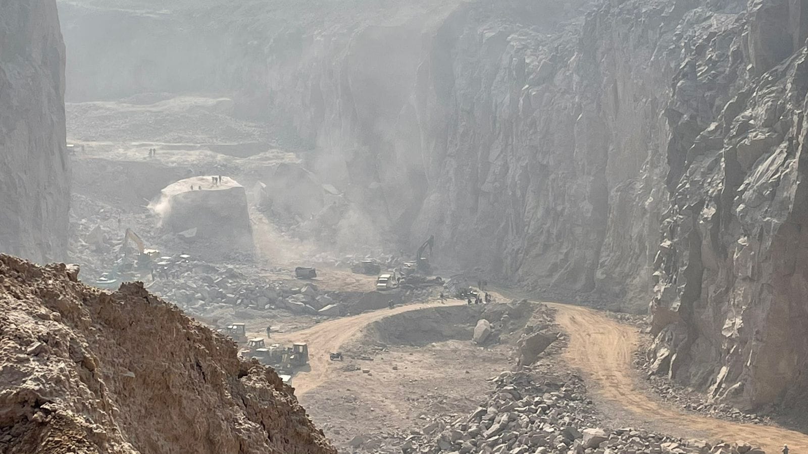 Rescue operation continue Sunday morning | Photo: Ishadrita Lahiri | ThePrint