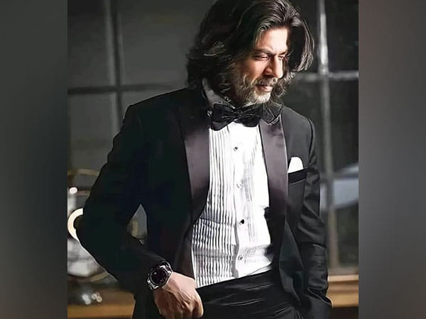 Shah Rukh Khan's 'salt and pepper' look garners fans' attention