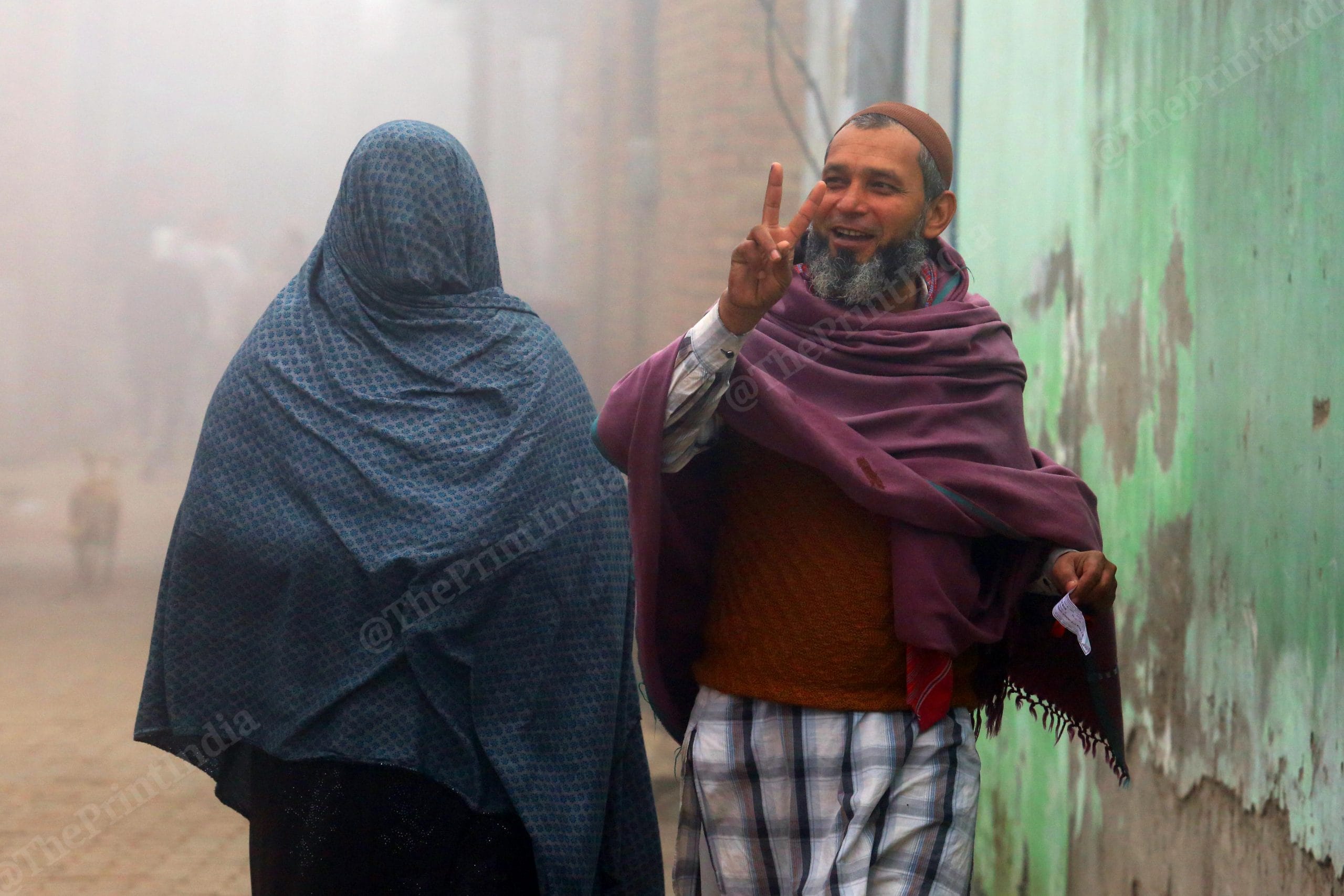 A voter shows the victory sign after casting his vote | Praveen Jain | ThePrint