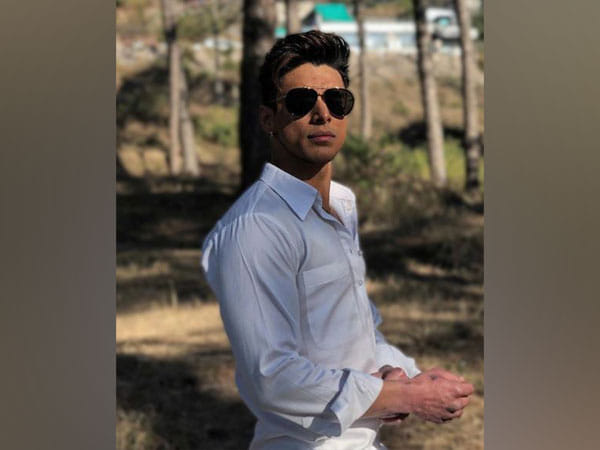 Pratik Sehajpal shares video of workout with backdrop of hills